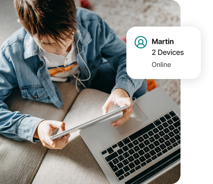 vrouw aan haar laptop